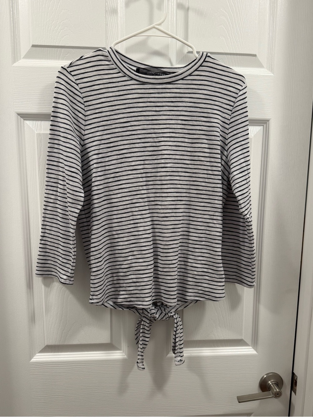 Code x Mode White and Black Striped Tie-Hem Long Sleeve Top size large
